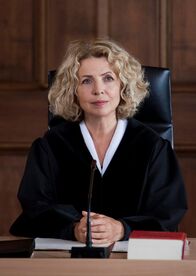 Alles was Recht ist: Sein oder Nichtsein – Hat ihren Gerichtsaal fest im Griff: Richterin Lena Kalbach (Michaela May).