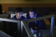 Castle – Bei den Ermittlungen stoßen Kevin (Seamus Dever, r.) und seine Kollegen auf Evan (Aly Mawji, l.). Doch hat er wirklich etwas damit zu tun?