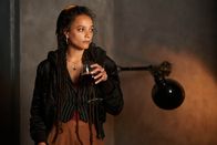 Conversations with Friends – Bobbi (Sasha Lane) würde ihre Freundin immer unterstützen. Doch als sie herausfindet, was sie hinter ihrem Rücken treibt, zieht Bobbi ernste Konsequenzen.