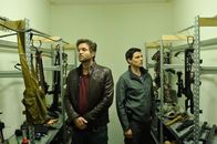 SOKO Stuttgart – Rico Sander (Benjamin Strecker, r.) hat eine interessante Entdeckung gemacht: In der Waffenkammer des Bunkers zeigt er Jo Stoll (Peter Ketnath, l.) das Waffenarsenal des Prepper-Vereins. Darunter auch Armbrüste.