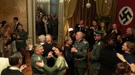 Sternstunde der Mörder – NS-Befehlshaber Meckerle setzt Buback unter Druck: Der Gestapomann muss ihn als Abendbegleiter seiner heimlichen Geliebten, der Schauspielerin Marleen Baumann vertreten.
