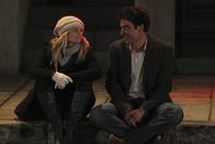 How I Met Your Mother – Als Ted (Josh Radnor, r.) die sympathische Aktivistin Zoey (Jennifer Morrison, l.) kennenlernt, ist er sofort von ihr begeistert, doch leider verläuft nicht alles so wie er es sich vorgestellt hat ...