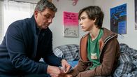 Der Bergdoktor – Mann verarztet Junge, der auf einem Bett sitzt, v.li.: Hans Sigl als Bergdoktor Dr. Martin Gruber, Matteo Miska als Fabian Bichler