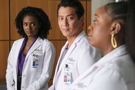 The Good Doctor – Dr. Olivia Jackson (Summer Brown, l.), Dr. Alex Park (Will Yun Lee), Dr. Jordan Allen (Bria Henderson) Die Verwendung des sendungsbezogenen Materials ist nur mit dem Hinweis und Verlinkung auf RTL+ gestattet.