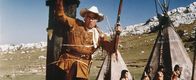 Unter Geiern – Am Marterpfahl gefesselt bangt Old Surehand (Stewart Granger) um sein Leben, doch die Rettung ist bereits in Sicht ...