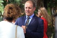 Death in Paradise – Andy (Nigel Lindsay) ist im Gespräch mit der Präsidentin Caroline Bamber (Lucy Cohu).