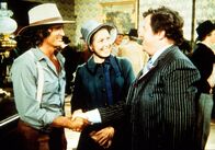 Unsere kleine Farm – Arnie Cupps (James Gallery, r.) begrüßt seine früheren Mitschüler Caroline (Karen Grassle, M.) und Charles (Michael Landon, l.) beim Klassentreffen.