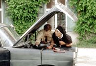 Um Himmels Willen – Ordensschwester Lotte (Jutta Speidel, r.) und Polizist Meier (Lars Weström, l.) reparieren den alten Mercedes.