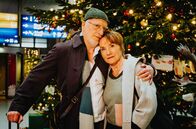 Wenn das fünfte Lichtlein brennt ... – Rentner Karl (Ernst Stötzner) verheimlicht etwas vor seiner Frau Charlotte (Ruth Reinecke).