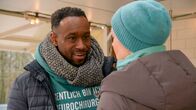 Rote Rosen – Hendrik (Jerry Kwarteng) freut sich über das Angebot aus Genf. Doch aus Rücksicht auf Britta (Jelena Mitschke) will er auf diesen Karriereschritt verzichten.; ARD ROTE ROSEN FOLGE 4021 Uhr im ERSTEN. Hendrik (Jerry Kwarteng) freut sich über das Angebot aus Genf. Doch aus Rücksicht auf Britta (Jelena Mitschke) will er auf diesen Karriereschritt verzichten.