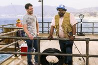 The Neighborhood – Dave Johnson (Max Greenfield, l.); Calvin Butler (Cedric the Entertainer, r.)