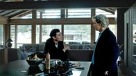 Euer Ehren – Lindner (Tobias Moretti, re.) bekommt Besuch von einem Ndrangheta-Mann (Nicola Perot).