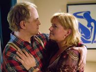 Liebe nach Rezept – Nach einer Reihe turbulenter Liebesabenteuer wieder versöhnt: Der Fischhändler Hansen Quaas (Uwe Ochsenknecht) und seine Frau Monika (Petra Kleinert).