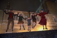 Mary Poppins' Rückkehr – Fröhliches Stelldichein zu nachschlafener Zeit, l-r: Lin-Manuel Miranda als Jack, Pixie Davies als Annabel, Joel Dawson als Georgie, Nathanael Saleh als John, Emily Blunt als Mary Poppins