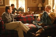 Malcolm mittendrin – Reese (Christopher Masterson, r.) hat mal wieder Mist gebaut und wird von Hal (Bryan Cranston, l.) und Lois (Jane Kaczmarek , M.) aus dem Haus geschmissen. Daraufhin zieht er in eine eigene Wohnung, was kostspielige Folgen für ihn hat ...