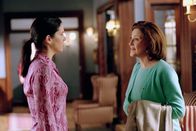 Gilmore Girls – Während Rory von Richard Hilfe bei einem Schulprojekt braucht, ist Emily (Kelly Bishop, r.) plötzlich nicht mehr die einzige nervige Mutter, mit der sich Lorelai (Lauren Graham, l.) in ihrem Hotel herumärgern muss ...