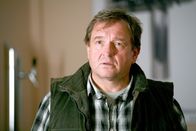 Die Rosenheim-Cops – Florian Zenker (Vitus Zeplichal) ist geschockt von den Anschuldigungen, mit denen er von den Cops konfrontiert wird.