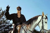 Die schwarze Tulpe – Getarnt als „schwarze Tulpe“ überfällt der adelige Guillaume (Alain Delon) Nacht für Nacht seine reichen Standesgenossen. Im Volk gilt er als Kämpfer für die gute Sache.