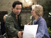 Die Spätzünder – Mit Roccos (Jan Josef Liefers) Hilfe will Sissi Hopf (Bibiana Zeller) es als Sängerin der Band versuchen.