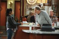 Superior Donuts – Sofia (Diane Guerrero, l.); Arthur (Judd Hirsch, r.)