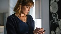Hanna Svensson - Blutsbande – Hanna Svensson (Marie Richardson) kommuniziert mit "Inez" alias Christian fast ausschließlich per SMS über ein sicheres Prepaid-Handy.