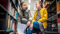 Die Pfefferkörner – Lisha (Emma Roth, links) und Alice (Emilia Flint, rechts) verstecken das Schweigegeld für den Erpresser in einem Buch und starten mit ihrer Observation.
