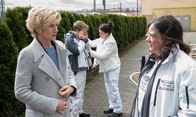 SOKO Stuttgart – Wer hat den Malermeister im Präsidium ermordet? Kriminalhauptkommissarin Martina Seiffert (Astrid M. Fünderich, l.) nimmt den restlichen Malertrupp genau unter die Lupe. Sie findet sowohl bei der Chefin Katrin Binder (Bärbel Schwarz, r.) als auch bei der Auszubildenden Moana Covaci (Meggie Alisa Aubele, 2.v.r.) und dem Hilfsanstreicher Marcel Wagner (Jakob Schmidt) erdrückende Motive.