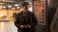 Babylon Berlin – Marinus van der Lubbe (Tobias Kersloot) steht an einem Fotoautomaten.