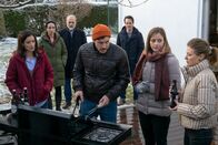 Der Alte – Der Grillnachmittag von Marie Volkmann (Katrin Anne Heß, l.), Lukas Prechtel (Tobias van Dieken, M.), Klara Jürgens (Alma Leiberg, 2.v.r.) und Janine Dombach (Lena Reinhold, r.) wird unterbrochen, als plötzlich Annabell Lorenz (Stephanie Stumph, 2.v.l.), Richard Voss (Jan-Gregor Kremp, 3.v.l.) und Tom Kupfer (Ludwig Blochberger, 3.v.r.) vor ihnen stehen.