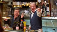 Schnitzel de Luxe – ARD/WDR SCHNITZEL DE LUXE, Autor: Ingo Haeb, Regie: Michael Lewinsky Uhr im ERSTEN. Übernahme der Schnitzelbude: Günther (Armin Rohde, li.) und Wolfgang (Ludger Pistor, re.) scheinen am Ziel ihrer Träume.