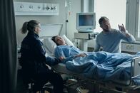Arctic Circle - Der unsichtbare Tod – Nina Kautsalo (Iina Kuustonen, l.) und Dr. Thomas Lorenz (Maximilian Brückner, r.) befragen die schwer verletzte Prostituierte Irina (Anna Ackermann, M.) und erhoffen sich dadurch Aufschluss über das Jemen-Virus.