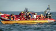 Praxis mit Meerblick – Notfall auf dem Wasser! Nora (Tanja Wedhorn, re.) und Max (Bernhard Piesk, li.) müssen Franziska (Tina Amon Amonsen) retten.