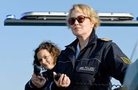 WaPo Bodensee – Schaffen es Julia Demmler (Wendy Güntensperger, l.), und Nele Fehrenbach (Floriane Daniel, r.) einen weiteren Mordanschlag zu verhindern?