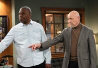 Last Man Standing – Chuck Larabee (Jonathan Adams, l.); Ed Alzate (Hector Elizondo, r.)