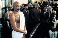 Gandhi – Als der junge indische Rechtsanwalt Mohandas Gandhi (Ben Kingsley, l.) 1893 in Südafrika die Rassendiskriminierung in voller Härte erlebt, ändert er sein Leben radikal: Er gründet eine klassenlose Gemeinde und kehrt 1915 nach Indien zurück, um gegen die Kolonialherrschaft der Briten zu kämpfen ...