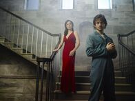 Hannibal – (2. Staffel) - Die Wahrheit bringt alle in Gefahr! Während Will (Hugh Dancy, r.) unschuldig im Gefängnis sitzt, sucht Alana (Caroline Dhavernas, l.) nach der tödlichen Wahrheit ...