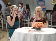 The Big Bang Theory – Auf einer Firmenveranstaltung gesteht Penny (Kaley Cuoco, l.) Bernadette (Melissa Rauch, r.), dass einige Kollegen Angst vor ihr haben, weil sie manchmal richtig fies sein kann. Bernadette ist geschockt darüber ...