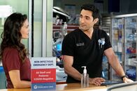 Chicago Med – Flirt am Arbeitsplatz: Torrey DeVitto als Dr. Natalie Manning, Dominic Rains als Dr. Crockett Marcel