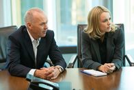 Spotlight – Robby (Michael Keaton, l.) und Sacha (Rachel McAdams, r.) erkennen schnell, dass nicht nur die römisch-katholische Kirche in Boston alles daransetzt, ihre Ermittlungen zu untergraben, sondern auch ganz andere Gewerke an der Vertuschung von Kindesmissbrauch mitwirken ...