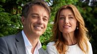 Sturm der Liebe – Alexandra (Daniela Kiefer, r.) gelingt es, Robert (Lorenzo Patané, l.) emotional aufzuweichen.