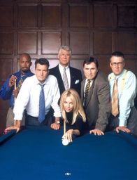 Chaos City – (6. Staffel) - (v.l.n.r.) Gemeinsam sind sie stark: Carter (Michael Boatman), Charlie (Charlie Sheen), Bürgermeister Winston (Barry Bostwick), Caitlin (Heather Locklear), Paul (Richard Kind) und Stuart (Alan Ruck).