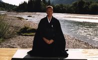 Tele-Gym – Hinnerk Sobu Sensei Polenski, Autor der Serie "Zen Meditation" bei Dreharbeiten an der Isar.