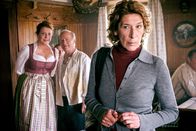 Ungeschminkt – Sabine Jäger (Luise Kinseher, li.) und ihr Mann Hubert (Stefan Merki) sehen zu wie Josefa (Adele Neuhauser) von den schaulustigen Dorfbewohnern beäugt wird.