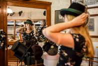 Heimatleuchten – Das Bild zeigt Karin Krahl-Wichmann (KEPKA Hutfabrikation).