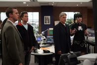 Navy CIS – Die Anthropologin Elaine Burns öffnet vor laufender Kamera einen Eisensarg aus der Zeit des amerikanischen Bürgerkrieges. Neben der gut erhaltenden Leiche findet sie ein Mobiltelefon. McGee (Sean Murray, l.), Tony (Michael Weatherly, 2.v.l.), Gibbs (Mark Harmon, 2.v.r.) und Abby (Pauley Perrette, r.) werden mit dem Fall beauftragt ...