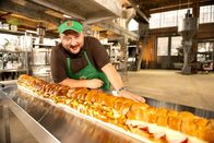 ZDFbesseresser: Sebastian Lege deckt auf – Produktentwickler Sebastian Lege lüftet das Geheimnis hinter der scheinbaren Brot-Vielfalt der Sandwich-Kette Subway.