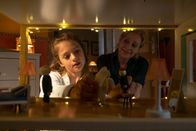 Der Bergdoktor – Susanne Dreiseitl (Natalie O'Hara, r.) ist stolz auf ihr Tochter Sophia Gruber (Ylvi Unertl, l.).