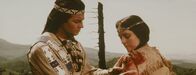 Winnetou II – Bei einer seiner vielfältigen Friedensmissionen lernt Winnetou (Pierre Brice, l.) Ribanna (Karin Dor, r.), Tochter des Häuptlings der Assiniboin, kennen und lieben. Doch ihre Liebe steht unter keinem guten Stern ...