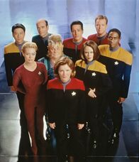Star Trek - Raumschiff Voyager – Captain Janeway (Kate Mulgrew,m.) und die Crew der Voyager.