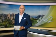 Servus um 2 – Alexander Schweitzer posiert für ein Foto